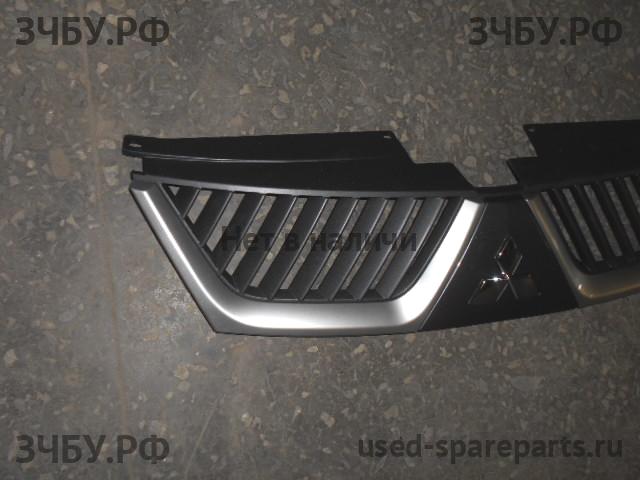 Mitsubishi Outlander 2 XL(CW) Решетка радиатора