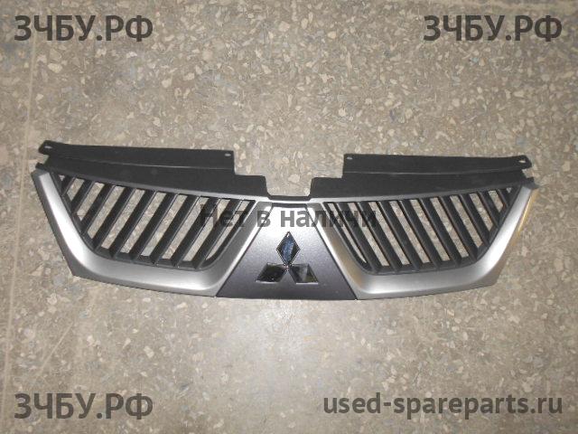 Mitsubishi Outlander 2 XL(CW) Решетка радиатора