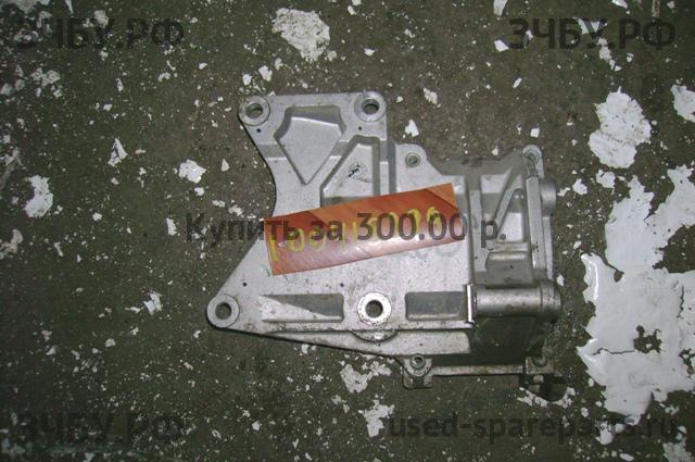 Mitsubishi L200 (4)[KB] Кронштейн компрессора кондиционера