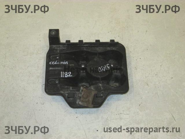 Skoda Octavia 2 (A4) Крепление АКБ (подставка/площадка)