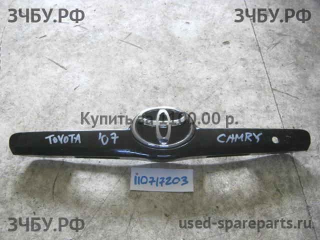 Toyota Camry 6 (V40) Накладка на крышку багажника