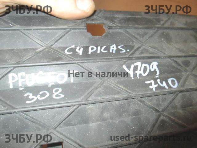 Citroen C4 Grand Picasso (1) Решетка в бампер