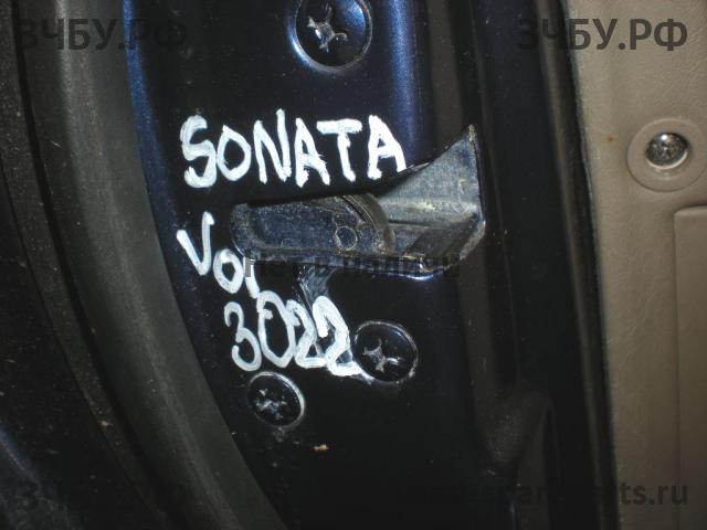 Hyundai Sonata 5 Замок двери передней левой